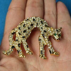 EVC SIGNED GOLD TONE CLEAR & GREEN RHINESTONE EYES LEOPARD W/BLK ENAMEL SPOTS